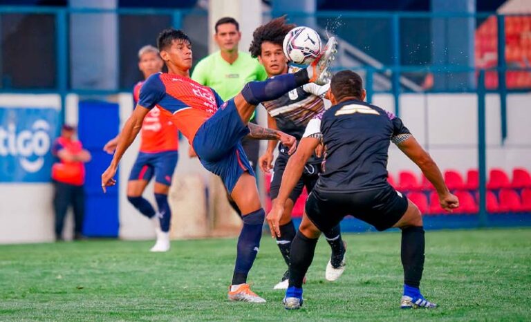 Cerro Porteño y Tacuary disputaron hoy dos partidos amistosos en La Ollita.