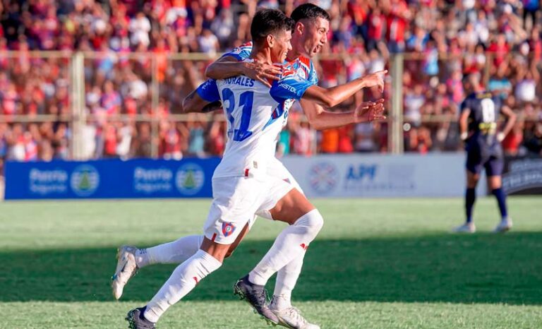 Robert Morales, en plena celebración. Imagen:@CCP1912oficial