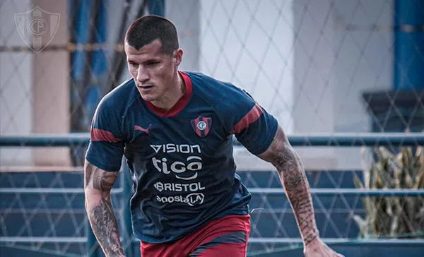 Alan Benítez, lateral de Cerro Porteño. Imagen: @CCP1912oficial